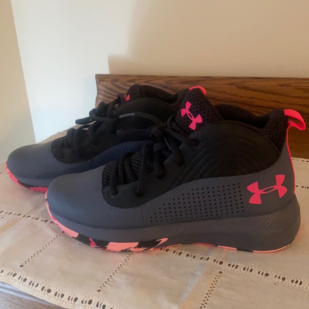 Girl’s Under Armour basketball sneakers